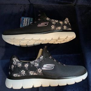 Sketchers Memory Foam Wide Fit Sneakers 8.5 NEW- no box